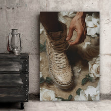 Lade das Bild in den Galerie-Viewer, Acrylglasbild Hand schnürt stilvollen Schuh im Wasser Hochformat
