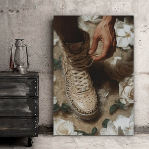 Acrylglasbild Hand schnürt stilvollen Schuh im Wasser Hochformat