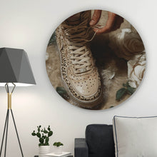 Lade das Bild in den Galerie-Viewer, Aluminiumbild Hand schnürt stilvollen Schuh im Wasser Kreis
