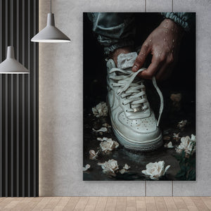Leinwandbild Hand schnürt stilvollen Schuh im Wasser No.2 Hochformat