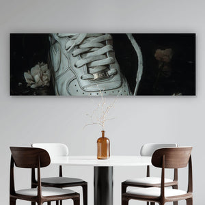Poster Hand schnürt stilvollen Schuh im Wasser No.2 Panorama