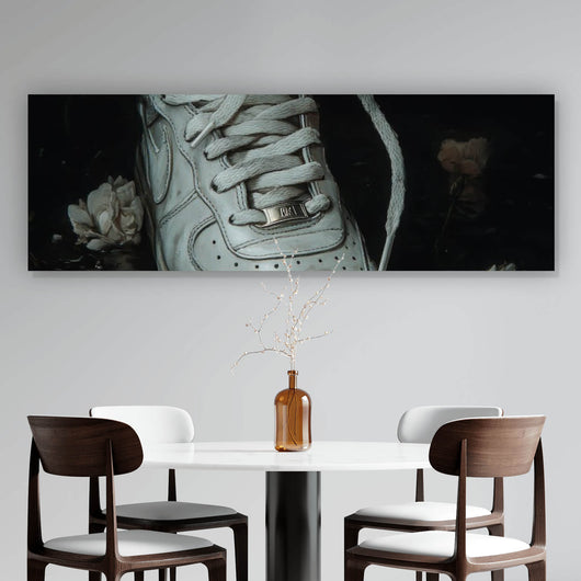 Poster Hand schnürt stilvollen Schuh im Wasser No.2 Panorama