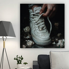 Lade das Bild in den Galerie-Viewer, Leinwandbild Hand schnürt stilvollen Schuh im Wasser No.2 Quadrat
