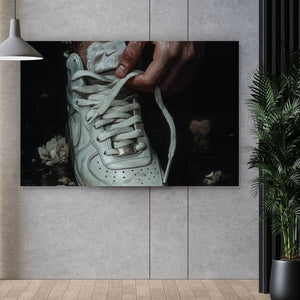 Leinwandbild Hand schnürt stilvollen Schuh im Wasser No.2 Querformat