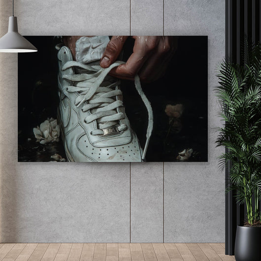 Leinwandbild Hand schnürt stilvollen Schuh im Wasser No.2 Querformat
