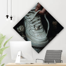 Lade das Bild in den Galerie-Viewer, Leinwandbild Hand schnürt stilvollen Schuh im Wasser No.2 Raute

