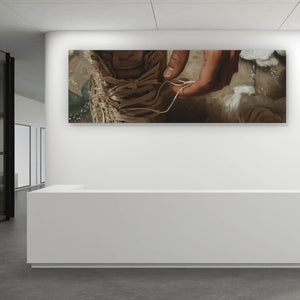 Leinwandbild Hand schnürt stilvollen Schuh im Wasser Panorama