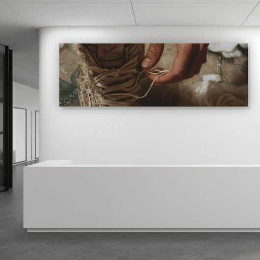 Leinwandbild Hand schnürt stilvollen Schuh im Wasser Panorama