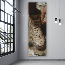 Lade das Bild in den Galerie-Viewer, Leinwandbild Hand schnürt stilvollen Schuh im Wasser Panorama Hoch
