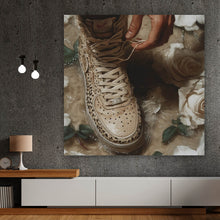 Lade das Bild in den Galerie-Viewer, Leinwandbild Hand schnürt stilvollen Schuh im Wasser Quadrat
