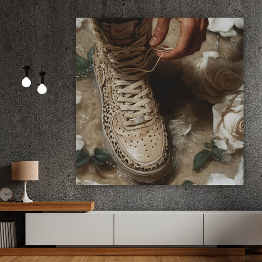Acrylglasbild Hand schnürt stilvollen Schuh im Wasser Quadrat
