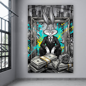 Aluminiumbild Hase in einem eleganten Anzug hinter Geldstapeln Hochformat
