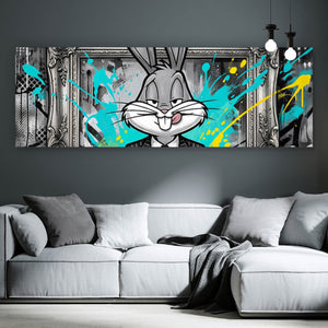 Aluminiumbild gebürstet Hase in einem eleganten Anzug hinter Geldstapeln Panorama