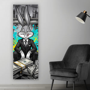 Aluminiumbild Hase in einem eleganten Anzug hinter Geldstapeln Panorama Hoch