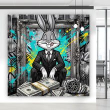 Lade das Bild in den Galerie-Viewer, Leinwandbild Hase in einem eleganten Anzug hinter Geldstapeln Quadrat
