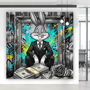 Aluminiumbild gebürstet Hase in einem eleganten Anzug hinter Geldstapeln Quadrat