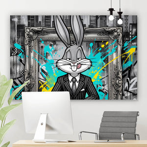 Aluminiumbild Hase in einem eleganten Anzug hinter Geldstapeln Querformat