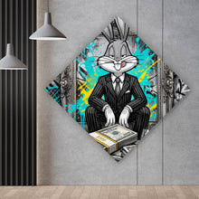 Lade das Bild in den Galerie-Viewer, Spannrahmenbild Hase in einem eleganten Anzug hinter Geldstapeln Raute
