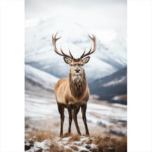 Lade das Bild in den Galerie-Viewer, Spannrahmenbild Hirsch vor schneebedeckten Berglandschaft Hochformat
