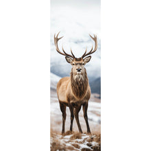 Lade das Bild in den Galerie-Viewer, Poster Hirsch vor schneebedeckten Berglandschaft Panorama Hoch

