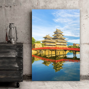 Spannrahmenbild Historische Burg mit roter Brücke und Wasserreflektion Hochformat