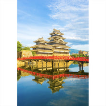 Lade das Bild in den Galerie-Viewer, Aluminiumbild gebürstet Historische Burg mit roter Brücke und Wasserreflektion Hochformat
