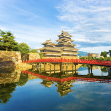 Lade das Bild in den Galerie-Viewer, Aluminiumbild gebürstet Historische Burg mit roter Brücke und Wasserreflektion Quadrat
