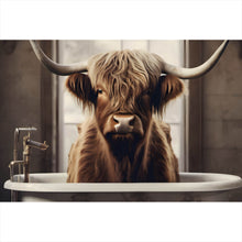 Lade das Bild in den Galerie-Viewer, Leinwandbild Hochlandrind in der Badewanne Vintage Querformat

