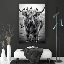 Lade das Bild in den Galerie-Viewer, Aluminiumbild gebürstet Hochlandrind mit Vögeln und Fuchs Hochformat
