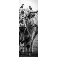 Lade das Bild in den Galerie-Viewer, Aluminiumbild gebürstet Hochlandrind mit Vögeln und Fuchs Panorama Hoch
