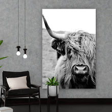 Lade das Bild in den Galerie-Viewer, Poster Hochlandrind Schwarz Weiß Hochformat

