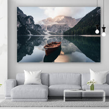 Lade das Bild in den Galerie-Viewer, Aluminiumbild gebürstet Holzboot am Bergsee Querformat
