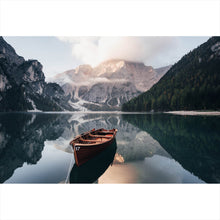 Lade das Bild in den Galerie-Viewer, Leinwandbild Holzboot am Bergsee Querformat

