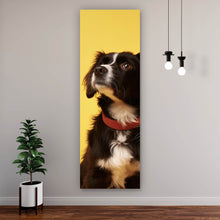 Lade das Bild in den Galerie-Viewer, Aluminiumbild gebürstet Hund und Katze vor gelbem Hintergrund Panorama Hoch
