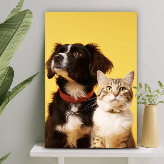 Leinwandbild Hund und Katze vor gelbem Hintergrund Hochformat