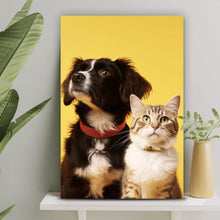 Lade das Bild in den Galerie-Viewer, Aluminiumbild Hund und Katze vor gelbem Hintergrund Hochformat
