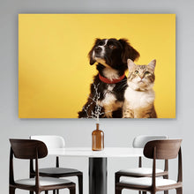 Lade das Bild in den Galerie-Viewer, Spannrahmenbild Hund und Katze vor gelbem Hintergrund Querformat
