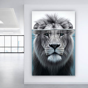 Poster Imposanter Löwe unter Wasser Hochformat
