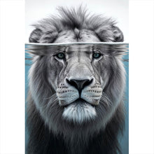 Lade das Bild in den Galerie-Viewer, Poster Imposanter Löwe unter Wasser Hochformat
