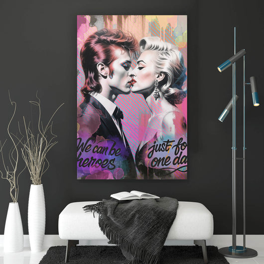 Poster Intensiver Kuss zweier Künstlern mit abstraktem Hintergrund Hochformat