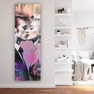 Acrylglasbild Intensiver Kuss zweier Künstlern mit abstraktem Hintergrund Panorama Hoch