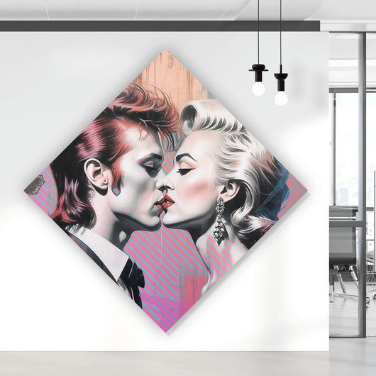 Acrylglasbild Intensiver Kuss zweier Künstlern mit abstraktem Hintergrund Raute