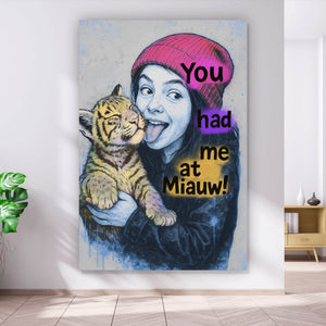 Poster Jugendliches Mädchen mit einem Tigerjungen Street Art Hochformat