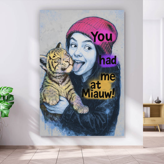 Leinwandbild Jugendliches Mädchen mit einem Tigerjungen Street Art Hochformat