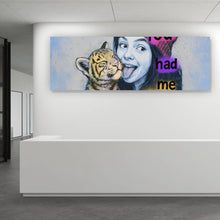 Lade das Bild in den Galerie-Viewer, Leinwandbild Jugendliches Mädchen mit einem Tigerjungen Street Art Panorama
