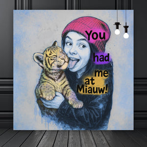 Aluminiumbild Jugendliches Mädchen mit einem Tigerjungen Street Art Quadrat