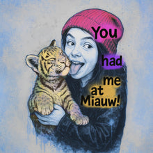 Lade das Bild in den Galerie-Viewer, Leinwandbild Jugendliches Mädchen mit einem Tigerjungen Street Art Quadrat
