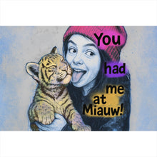 Lade das Bild in den Galerie-Viewer, Leinwandbild Jugendliches Mädchen mit einem Tigerjungen Street Art Querformat
