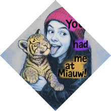 Lade das Bild in den Galerie-Viewer, Poster Jugendliches Mädchen mit einem Tigerjungen Street Art Raute
