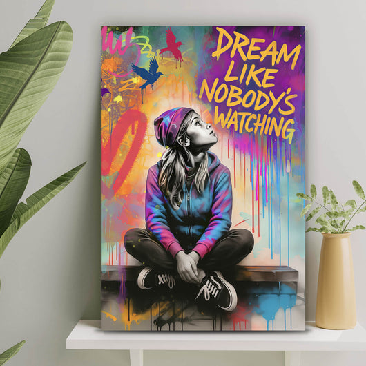 Spannrahmenbild Junge Frau vor Graffiti Hintergrund Hochformat